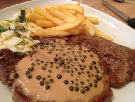 Struisvogel met pepersaus